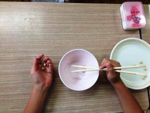 授業最初の1年生のはしの持ち方