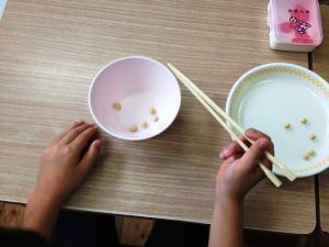授業最後の1年生のはしの持ち方