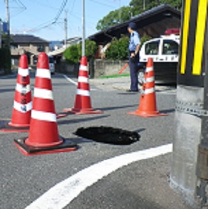 道路が陥没している写真