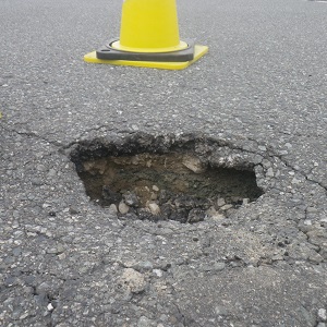 道路が陥没してる写真