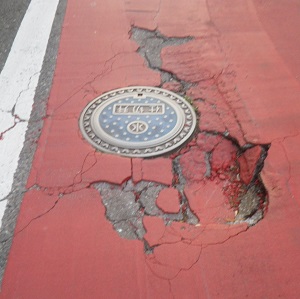 道路が損傷している写真