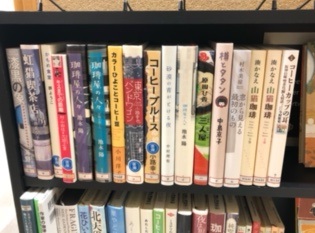 中央の書棚