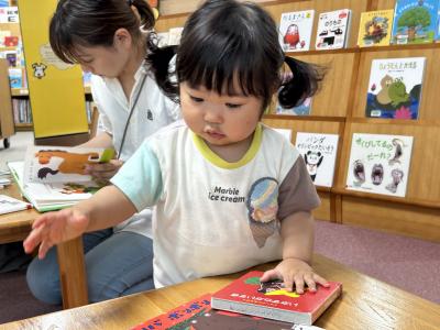子どもが本を読んでいる写真