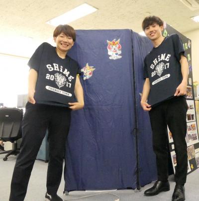 アビスパTシャツを着用する職員