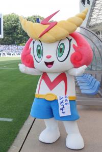 ピッチ上に立つシメッチャ