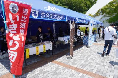 お客さんでにぎわう志免町ブース