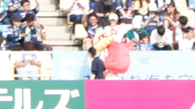 ピッチを周回するシメッチャ