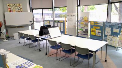 まちづくり支援室内部、テーブルと椅子の配置の様子
