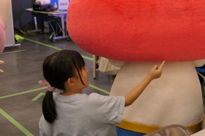 シメッチャを指でつつく様子