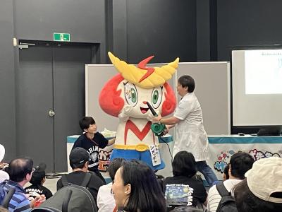 実験をお手伝いするシメッチャ