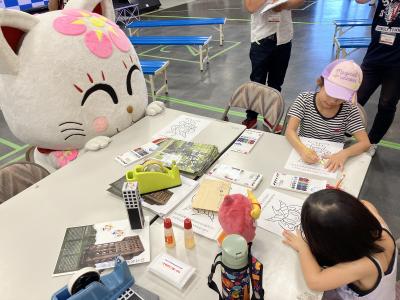 塗り絵を塗る女の子