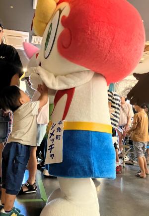 子供とハイタッチ