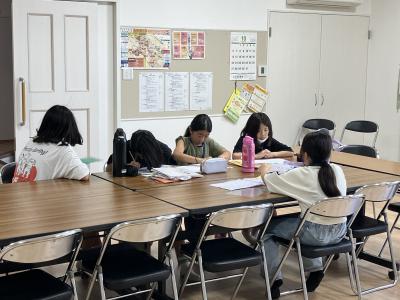宿題をするこどもたち