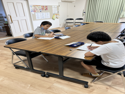 勉強するこどもたち