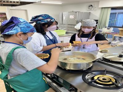 カレールーを入れるこどもたち