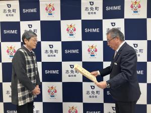 町長から表彰状を受け取る宮本会長