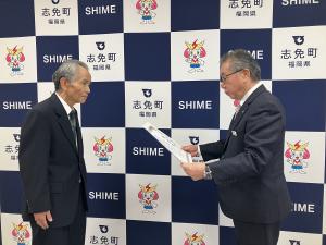 町長から表彰状を受け取る安藤会長