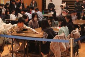 真剣な表情で札を探す参加者たち