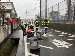 道路上の消火栓から水利をとる