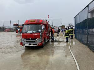 中継に入り、送水を行う消防車両