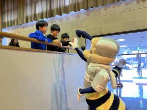 アビー君とタッチ！