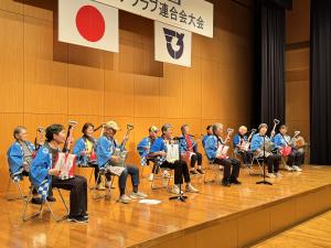 王子八幡町内会新生会によるスコップ三味線
