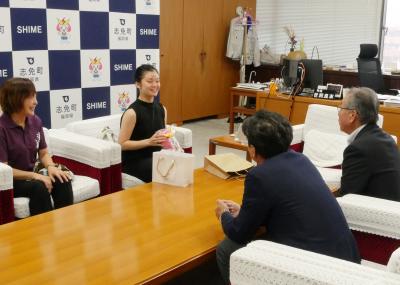 立花さんが大会や活動について話す様子