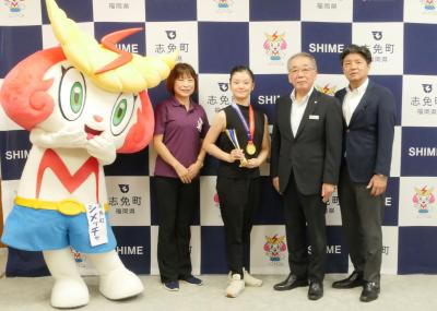 立花さんと町長と副町長とシメッチャの写真