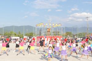 しめ夏まつりで子どもたちがチアダンスを披露している様子
