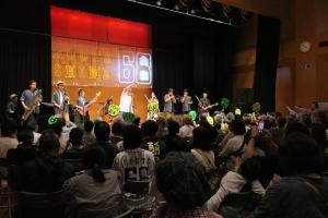 アーティストPANTS’EXが会場を盛り上げる様子