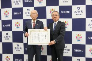 伊賀さん表彰状お渡し２