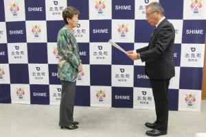 野村都江さん表彰状お渡し１