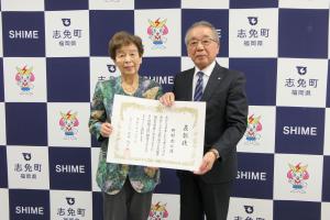 野村都江さん表彰状お渡し２