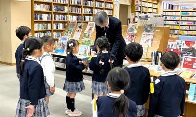 図書館長と園児たち