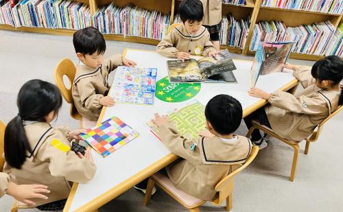 本を読む園児たち