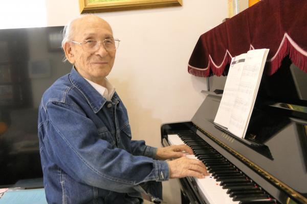 ピアノを弾く東さん