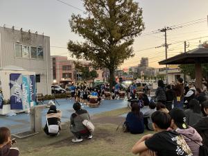 志免中学校太鼓部の皆さんがメタセコイアの木の前で演奏している