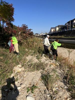 宇美川沿いのゴミ拾いをする様子