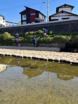 九州アサヒ飲料株式会社さんがゴミ拾いをする様子