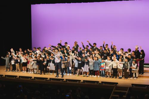 木山氏と子どもたちの合唱の様子木山2枚目