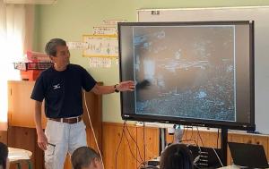 しめ歴史の会　活動中の写真