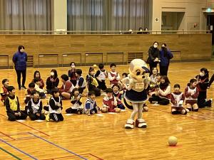 ビビーちゃんも蹴ります