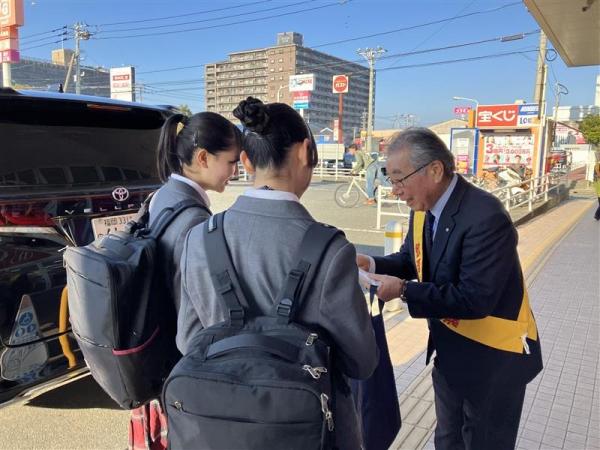 町長がチラシを配っている様子