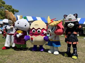 バラ祭り ゆるキャラ集合写真の様子
