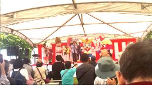 バラ祭り ステージのシメッチャの様子