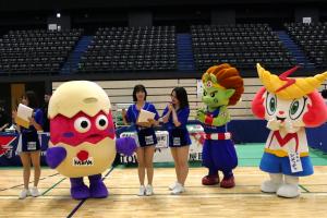 照葉スポーツフェスタで粕屋町のブースにおじゃまするシメッチャ
