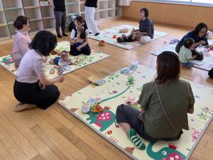親子で遊ぶ姿