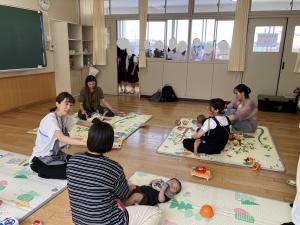 赤ちゃんを見る中学生