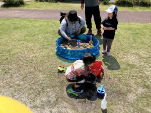 砂遊びしている親子