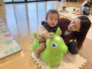 子を見つめるママ